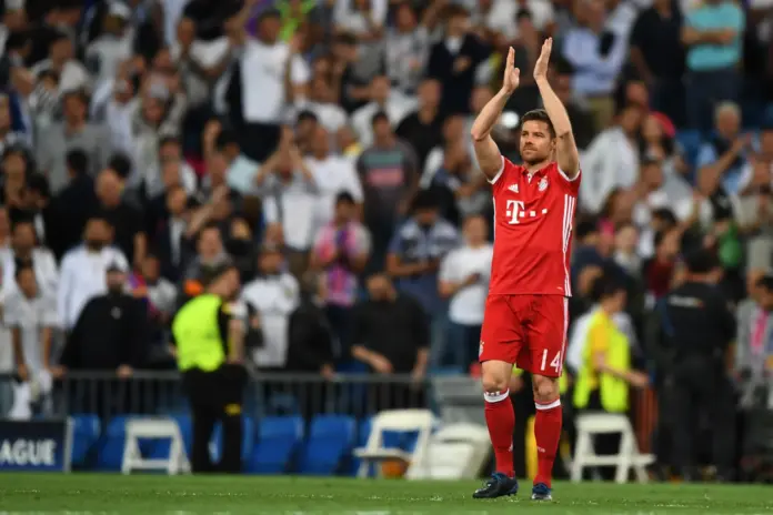 Xabi Alonso saluda al Santiago Bernabéu durante el Real Madrid - Bayern de 2017.