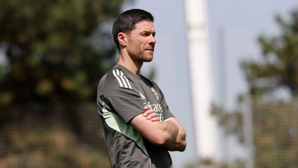 Xabi Alonso dirigiendo un entrenamiento Xabi Alonso dirigiendo un entrenamiento