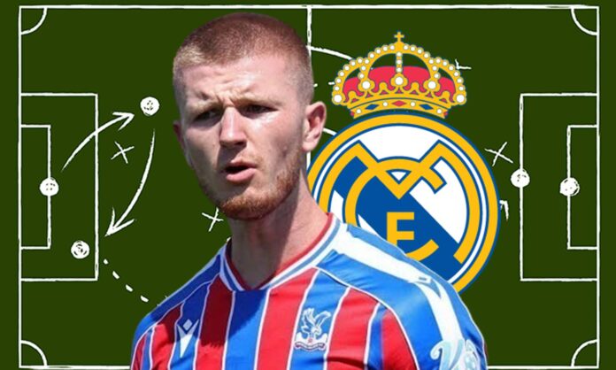Adam Wharton, pizarra de fútbol y escudo del Real Madrid.