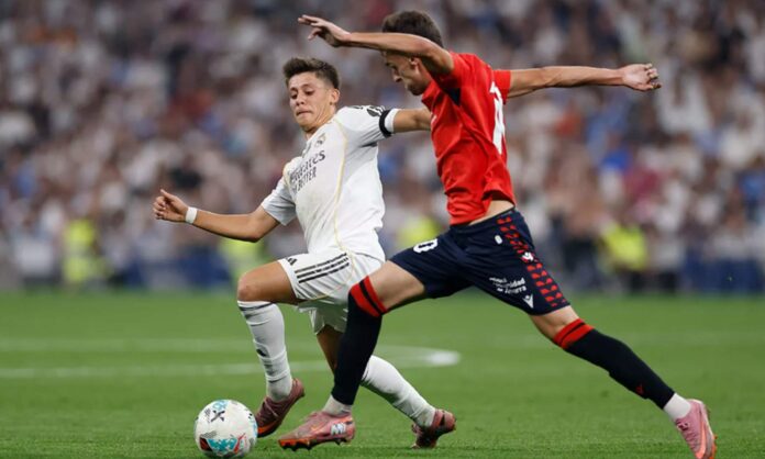 Arda Güler compitiendo un balón en el Real Madrid - Osasuna. 