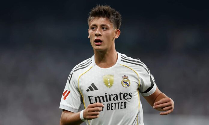 Arda Güler jugando un partido con el Real Madrid. 