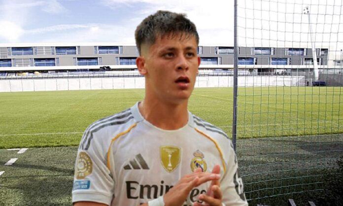 Arda Güler con la camiseta del Real Madrid y un campo de Valdebebas. 