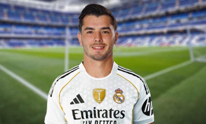 Brahim Díaz con la nueva camiseta del Real Madrid y el Santiago Bernabéu. 