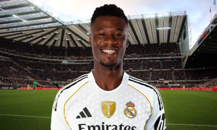 Eduardo Camavinga con la camiseta del Real Madrid y el St James