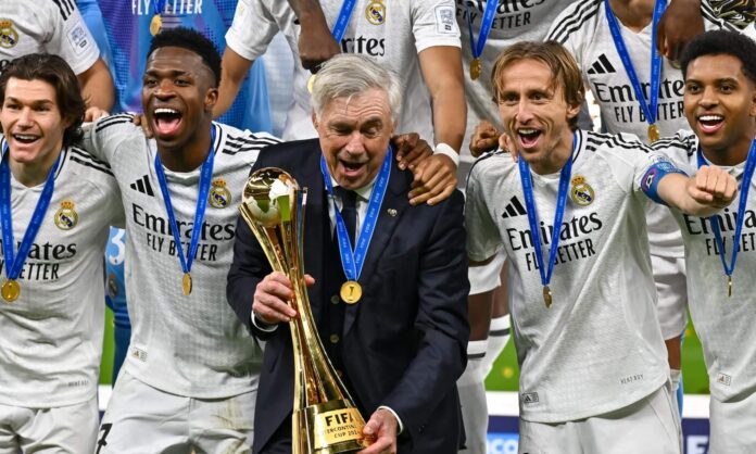 Carlo Ancelotti, con la Copa Intercontinental que ganó el Madrid en 2024, es el entrenador más laureado en la historia del club.