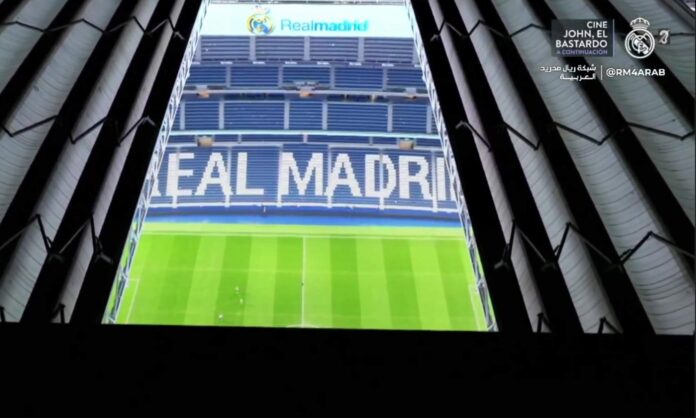 La cubierta retráctil del Santiago Bernabéu entreabierta. 