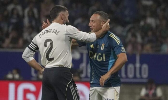 Dani Carvajal y Santi Cazorla, saludándose y hablando después del partido entre el Real Madrid y el Oviedo.