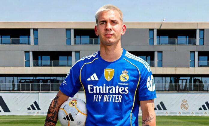 Franco Mastantuono posa con la tercera equipación del Real Madrid para la temporada 2025/2026.