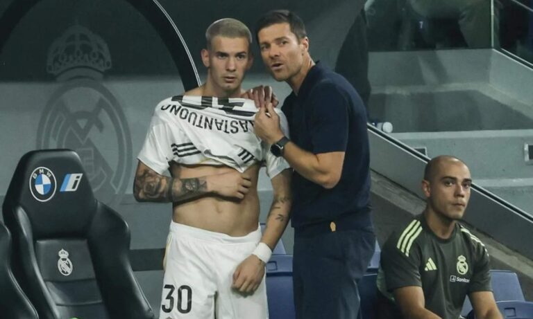 Franco Mastantuono y Xabi Alonso en un partido del Real Madrid.