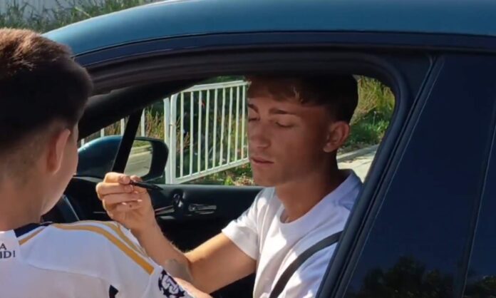 huijsen firma autografo realmadrid
