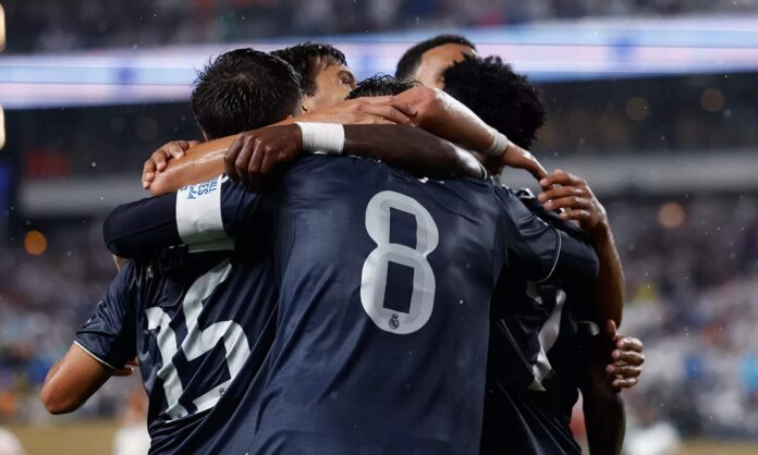 Varios jugadores del Real Madrid celebrando un gol en un partido reciente.