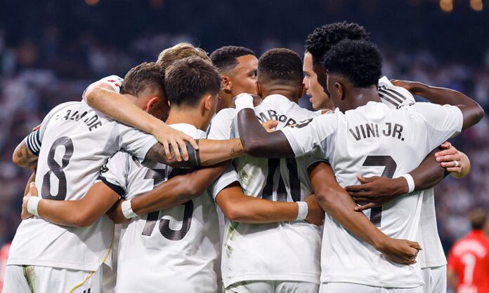Jugadores del Real Madrid celebrando el gol de Kylian Mbappé contra el Osasuna. 