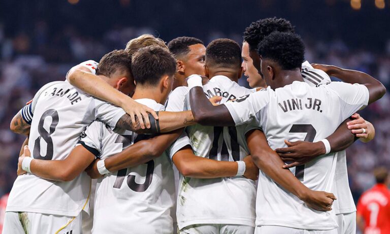Jugadores del Real Madrid celebrando el gol de Kylian Mbappé contra el Osasuna. 