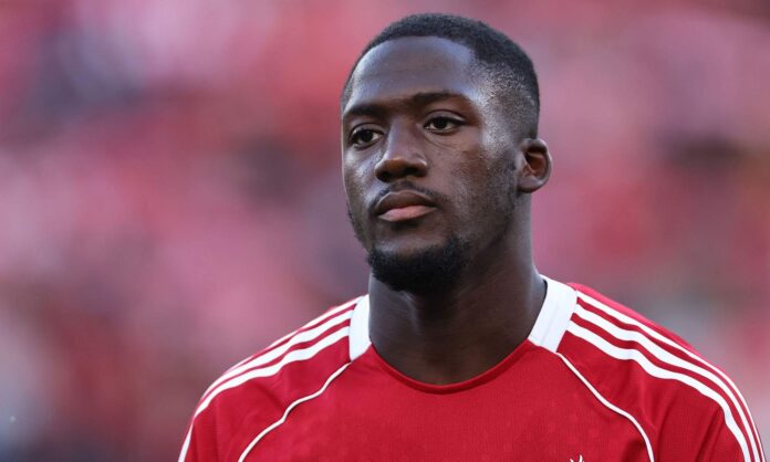 Ibrahima Konaté jugando un partido con el Liverpool.