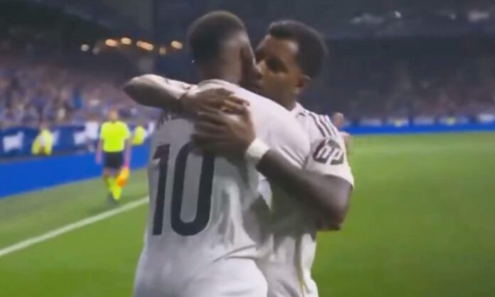 Kylian Mbappé y Rodrygo Goes, abrazándose, celebran el gol del francés ante el Oviedo.