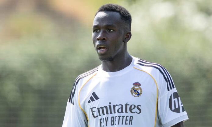 Lamini Fati jugando un partido con el Real Madrid.