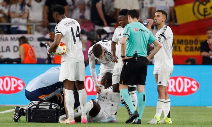 Ferland Mendy lesionado durante un partido del Real Madrid. 