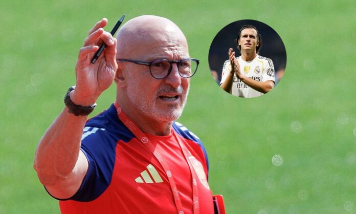 Luis de la Fuente y una foto de Álvaro Carreras con el Real Madrid.