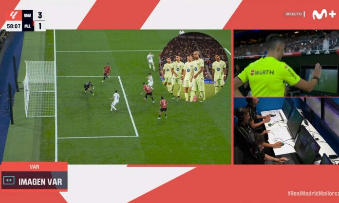 La mano de Güler contra el Mallorca y los jugadores del Barcelona en una foto.
