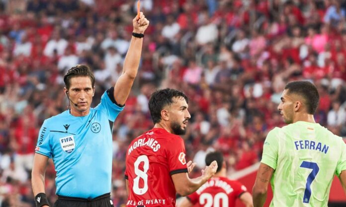 Munuera Montero expulsando a un jugador del Mallorca.