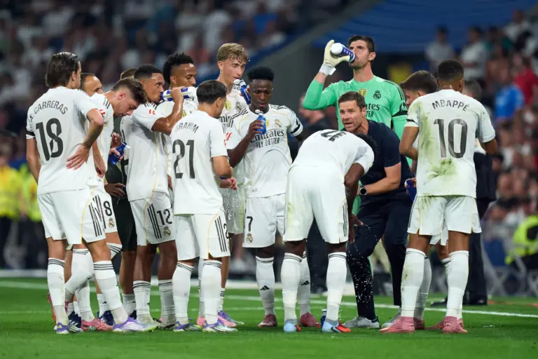 Xabi Alonso da instrucciones a los jugadores del Real Madrid antes de visitar al Real Oviedo