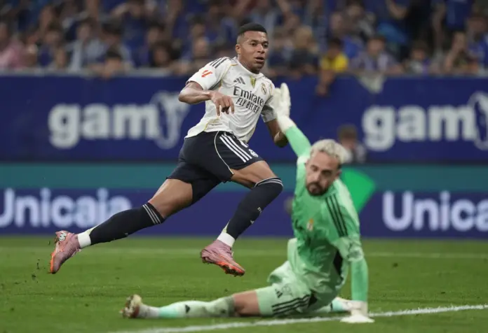 Mbappé define ante Escandell uno de los goles del triunfo del Real Madrid en Oviedo.