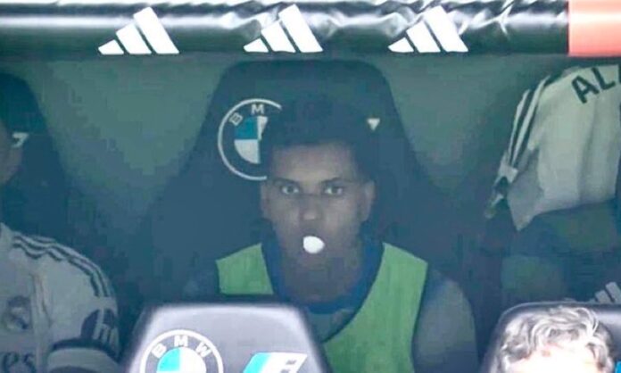 Rodrygo Goes sentando en el banquillo durante el Real Madrid - Osasuna. 