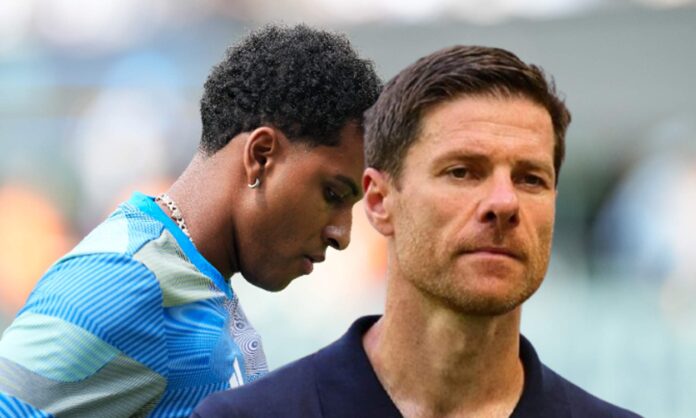 Rodrygo Goes y Xabi Alonso durante un partido del Real Madrid. 