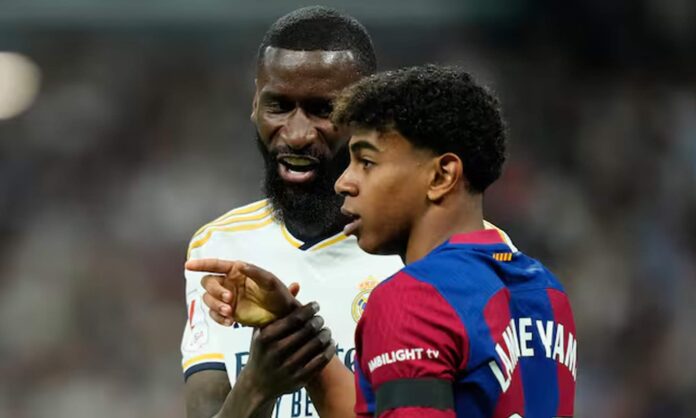 Antonio Rüdiger y Lamine Yamal durante un Clásico de 2022.