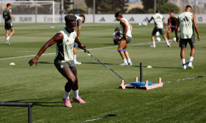 Vinícius Júnior entrenando con el Real Madrid en Valdebebas.