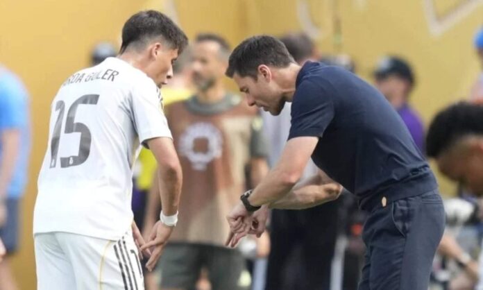 Xabi Alonso, dando instrucciones a Arda Güler en un partido del Real Madrid en el Mundial de Clubes.