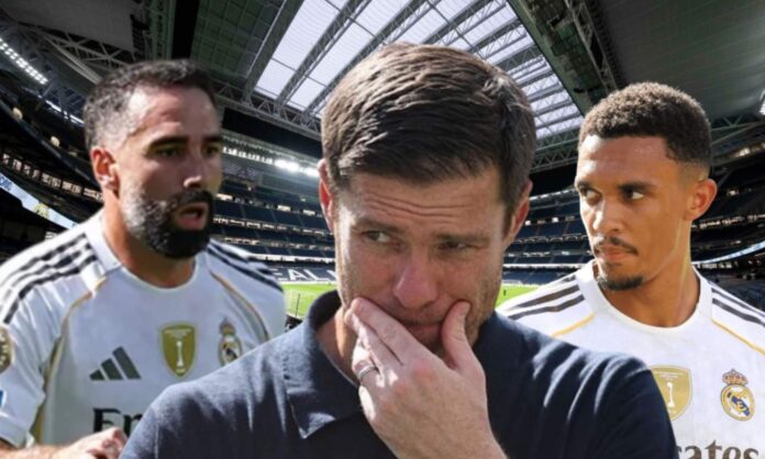 El Real Madrid se fijó hace meses reforzar su línea defensiva después de que, en el curso pasado, el equipo tuviera que hacer frente a una situación muy comprometida marcada por la eventualidad y el infortunio. El conjunto merengue sufrió numerosas lesiones y, para colmo, se quedó sin su lateral derecho puro: Dani Carvajal padeció una triple rotura de rodilla en octubre y no pudo volver a jugar hasta que, hace un mes, disputara unos minutos en el choque de las ‘semis’ del Mundial de Clubes con el PSG (4-0).  Fruto de ello es por lo que el Madrid cerró el fichaje de Trent Alexander-Arnold hace meses, cuando el inglés aún era futbolista del Liverpool, al que le anunció por activa y por pasiva que no quería renovar porque, entendía, su etapa en Anfield había acabado. Florentino Pérez intentó cerrar la llegada de Trent, como ha decidido llamarse en España, en invierno, porque con Lucas Vázquez como ‘2’ no bastaba, pero los ‘reds’ descartaron la opción de manera rápida, sin miramientos algunos.  No obstante, el aterrizaje de Trent en Valdebebas podría no haber cambiado absolutamente nada para Xabi Alonso. Es cierto que el británico fue titular en todos los encuentros del Madrid en el Mundial, a diferencia del último duelo contra el PSG, cuando Arnold había sufrido molestias musculares en su pierna derecha durante el entrenamiento previo al encuentro. Alonso decidió entonces dar cabida a Fede Valvede como carrilero, una demarcación en la que el ‘8’ ya había jugado algunos partidos con Carlo Ancelotti en el banco.  Carvajal pudo disfrutar, ante el mismo PSG, de una veintena de minutos, jugando un duelo nueve meses después de sufrir la rotura del ligamento cruzado anterior, una rotura del ligamento colateral externo y una rotura del tendón poplíteo en la pierna derecha. El ya primer capitán del equipo, que fue intervenido quirúrgicamente por el percance, ha tenido que hacer frente durante todos estos meses a un largo y difícil proceso de recuperación cuyas secuelas pueden estar aún en carne viva.  Carvajal y Trent cuentan para Xabi Ahora mismo, según ha podido saber Defensa Central, Xabi Alonso podría haberse decantado por Trent. El ‘12’ parte con ventaja por una cuestión física evidente, pero el míster es un admirador acérrimo de Carvajal y, en cuanto esté cerca de su tope, le ve capacitado no solo para competir con Arnold sino para que incluso puedan jugar juntos ambos. Alonso ha insistido en estas semanas en la “flexibilidad” del sistema, conque los jugadores pueden desempeñar varias funciones en un mismo partido. La versatilidad siempre es bien valorada.  “No descarto ponerlos en el mismo equipo: en una defensa de tres centrales, Carvajal puede jugar como defensa por la derecha y Trent de volante…”, es la explicación que Xabi y su ‘staff’ dan cuando valoran cómo configurar el equipo con dos laterales de este gran nivel. En el carril izquierdo, las alternativas crecen, ya que a los ‘viejos’ Ferland Mendy y Fran García se ha unido recientemente Álvaro Carreras, otro gran refuerzo.