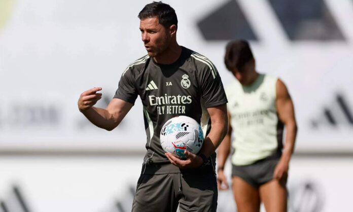 Xabi Alonso durante un entrenamiento con el Real Madrid.