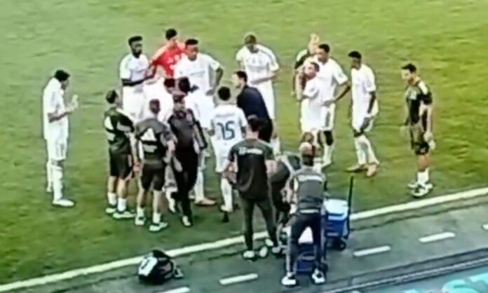 Xabi Alonso, durante la pausa de hidratación en el partido ante el Tirol, charlando con sus jugadores.