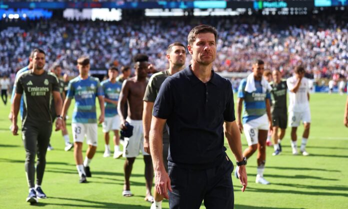 Xabi Alonso, con varios de sus jugadores de fondo, después de un partido del Real Madrid en el Mundial de Clubes.