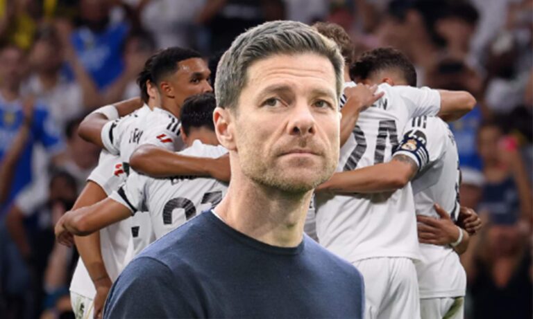 Xabi Alonso y jugadores del Real Madrid celebrando un gol. 