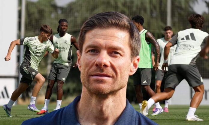 Xabi Alonso y jugadores del Real Madrid durante un entrenamiento.