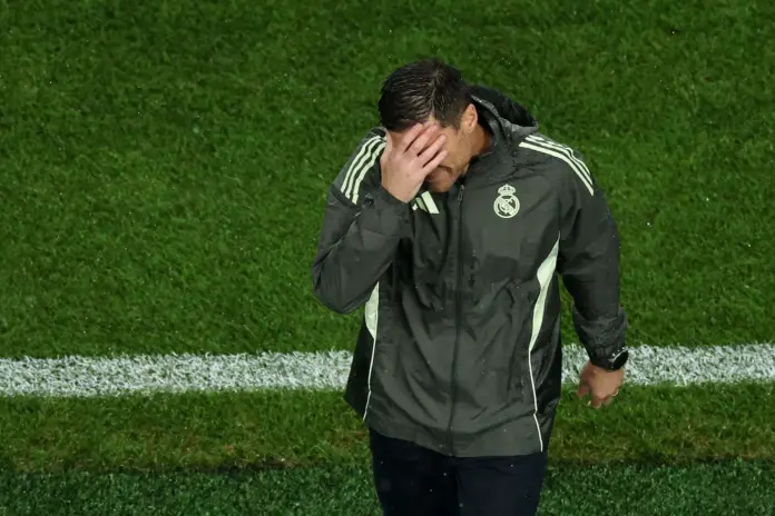 Xabi Alonso se lamenta durante un partido del Real Madrid.