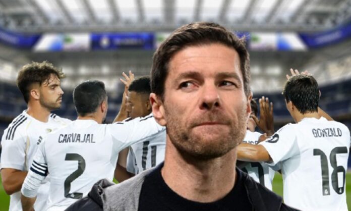 Xabi Alonso y jugadores del Real Madrid celebrando un gol. 