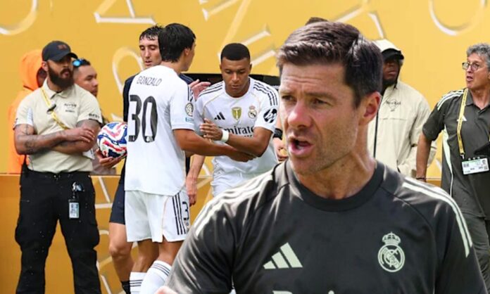 Xabi Alonso y una foto de Gonzalo García y Kylian Mbappé. 