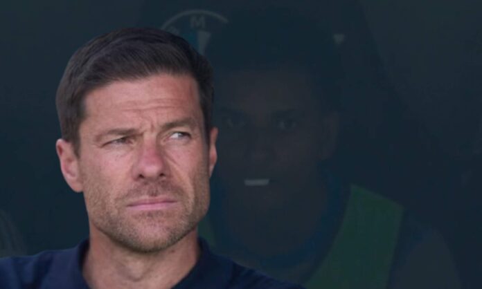 Xabi Alonso y una foto de Rodrygo Goes en el banquillo.