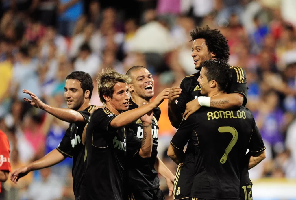 - Qedine Cristiano Ronaldo celebra, junto a sus compañeros, contra el Zaragoza en el pleno de victorias del Real Madrid en 2011