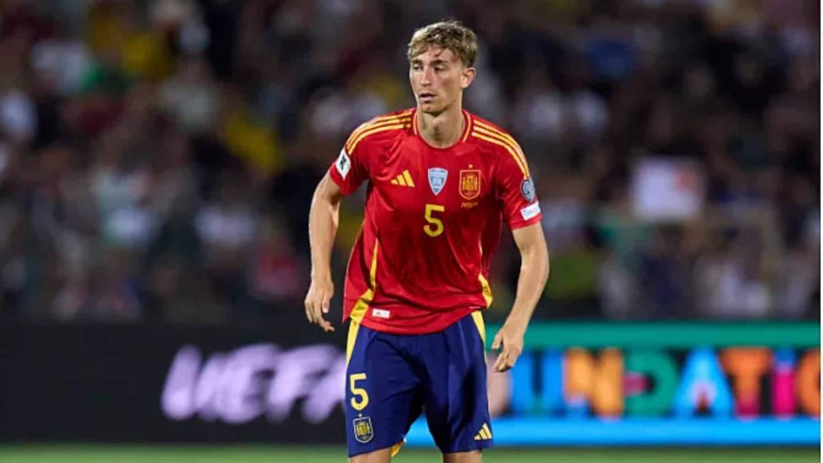 Dean Huijsen durante un partido con España Dean Huijsen durante un partido con España