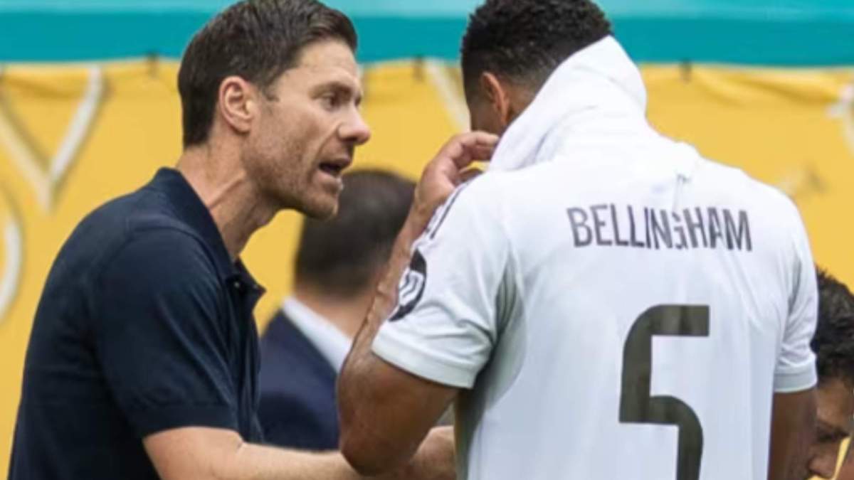Xabi Alonso dando órdenes a Bellingham durante un partido del Mundial Xabi Alonso dando órdenes a Bellingham durante un partido del Mundial
