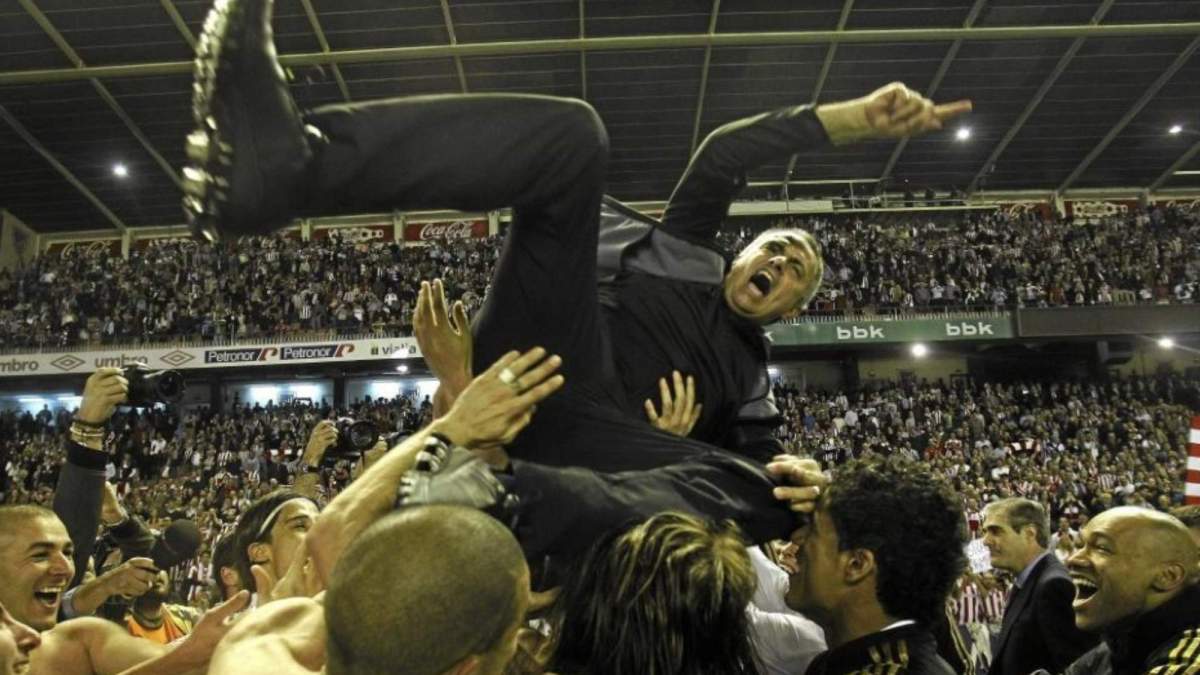 Mourinho celebrando la liga que ganó con el Real Madrid