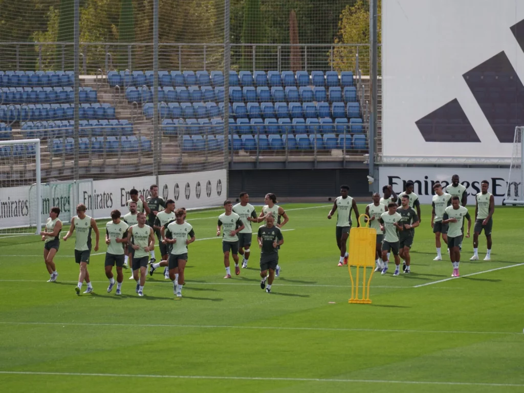 - Qedine Los jugadores del Real Madrid se entrenan antes de viajar a San Sebastián.