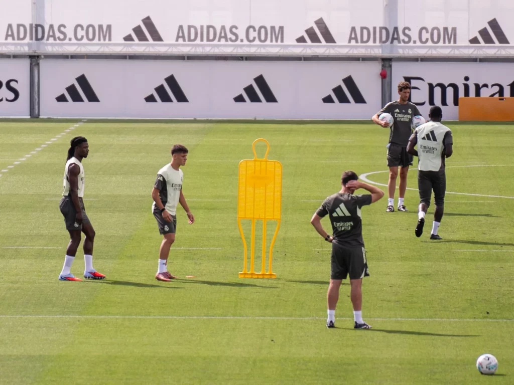 - Qedine Camavinga, junto a Arda Güler, durante el entrenamiento.