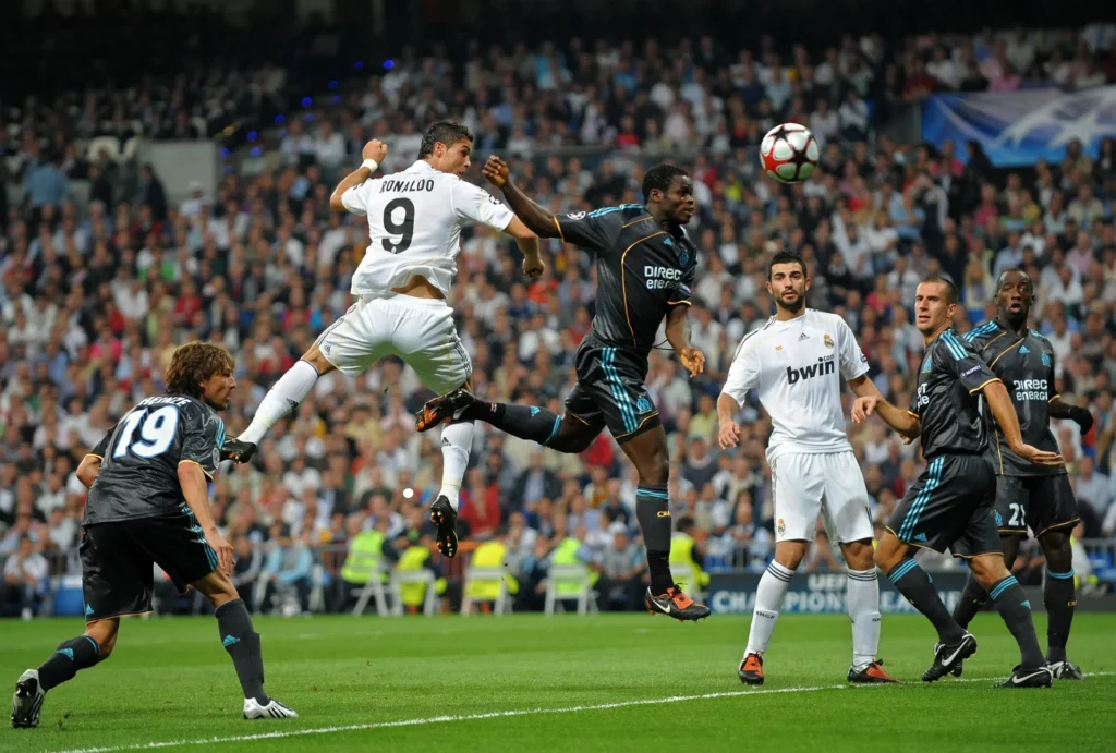 - Qedine Cristiano Ronaldo remata de cabeza durante la visita del Olympique de Marsella al Santiago Bernabéu en 2009.