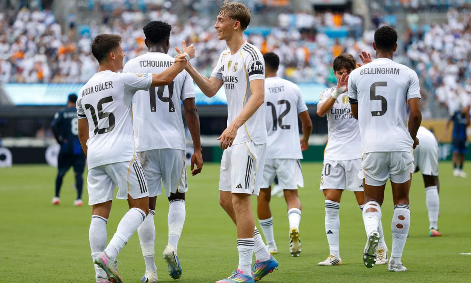 Huijsen celebrando un gol junto a sus compañeros