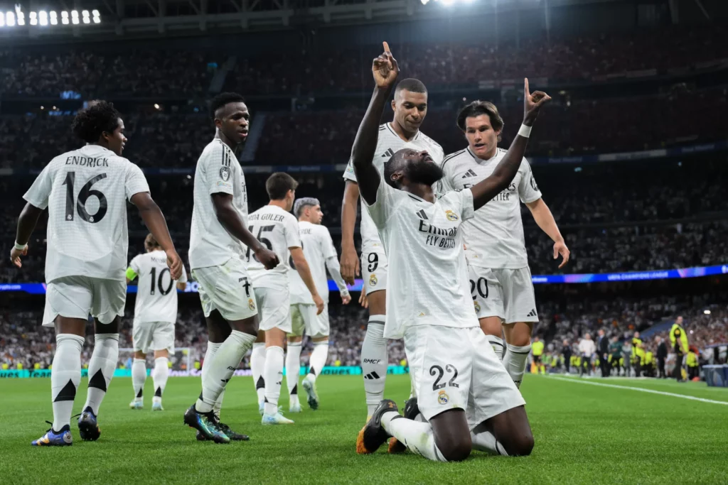Antonio Rüdiger celebra su gol ante el Stuttgart en el Santiago Bernabéu en el debut en la Champions 2024-25